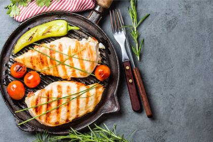 Para Cincap, "lo ideal en estos casos es elegir la pechuga que tiene apenas dos gramos de grasa por porción de 150 gramos de pollo y prepararla a través de métodos de cocción húmedos como el hervido, al vapor o a la cacerola"