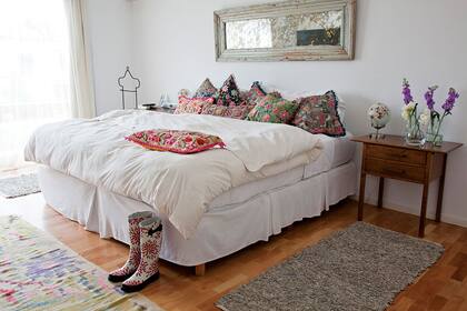 Para combatir el frío del piso podés elegir distintas alfombras que aporten, además, calidez y estilo al cuarto