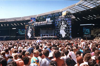 Para combatir la hambruna en Etiopía, se realizó en 1985 un encuentro musical con dos escenarios en simultáneo, en Londres y Filadelfia