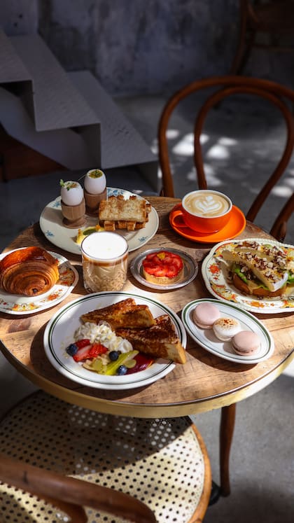 Para comer in situ se ofrecen platos como brioche toast, yogurt griego con granola y frutas de estación, variedad de tostados y huevos en distintas versiones