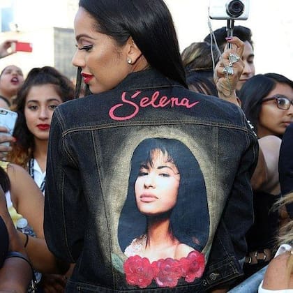 Para comienzos de la década de 1990, Selena ya era una estrella de la música y su estilo de vestir y su maquillaje eran muy imitados por las jóvenes.