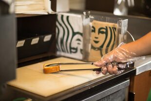 Para complementar estas bebidas refrescantes, Starbucks introduce nuevos productos en su carta de alimentos.