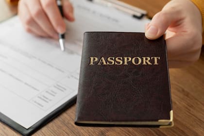 Para completar la solicitud de un nuevo pasaporte, se necesitan documentos personales