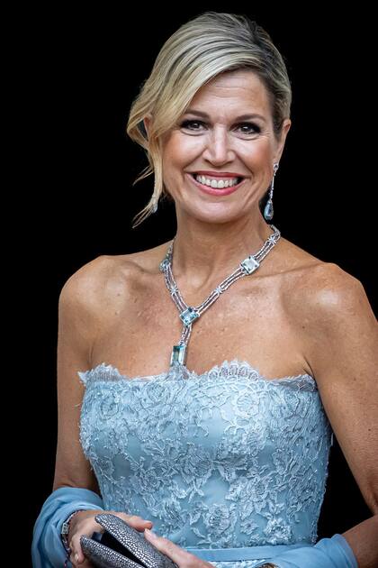 Para completar su look, la Reina optó por un impresionante collar de platino y diamantes con enormes aguamarinas en talla cuadrada y unos pendientes rematados por la misma piedra en forma de lágrima. El conjunto perteneció a la reina Juliana, abuela de Guillermo Alejandro, y lo usó en ocasiones especiales como fue la primera boda de Marta Luisa de Noruega en 2002 y la fiesta del cumpleaños número 60 del rey Carlos III en 2008.