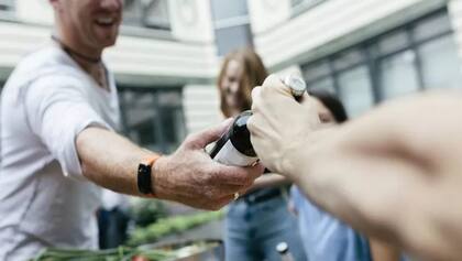 Para comprender los orígenes de este comportamiento aparentemente irracional, debemos, en primer lugar, considerar cómo surgió el altruismo humano