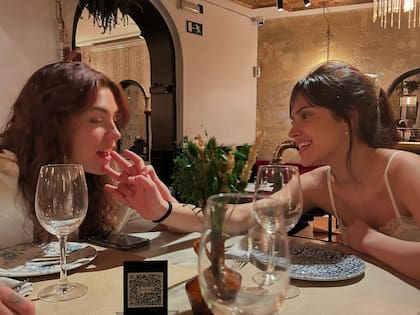 Para confirmar su romance, Ornella D'Elía publicó un carrusel de fotos con mementos divertidos de ambas