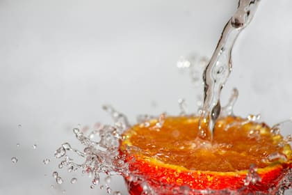 Para congelar las naranjas se deberá cortarlas y lavarlas para posteriormente colocarlas en el refrigerador