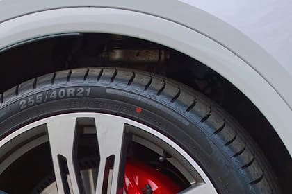 Para conocer la fecha de fabricación hay que mirar el código DOT, grabado en el lateral