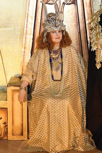 Para conseguir el look, Gloria César, que fue la encargada de ambientar la fiesta, echó mano de su creatividad e hizo una túnica con un género dorado; el casco fue obra de su amigo Sebastián Sabas