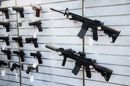 Para conseguir una licencia de portación de armas en Maryland se debe completar una capacitación de seguridad, presentar huellas dactilares y pasar una verificación de antecedentes, tener mínimo 21 años y residir en el estado.
