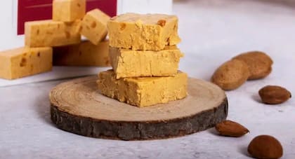 Para conservar el turrón antes y después de las Fiestas, se sugiere que permanezca en un lugar fresco y seco, lejos de la luz solar