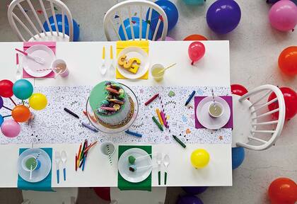 Para contener los globos como centro de mesa, frascos de vidrio reutilizados