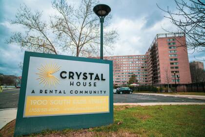 Para contrarrestar la presin sobre el mercado inmobiliario, Amazon financiar la compra de un complejo de departamentos