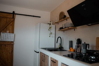 Para convertir el contenedor en un hogar, tardó dos años