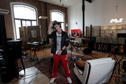 Para Coti, las canciones más interesantes son "las que no tienen subtítulos"