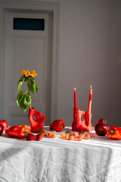 Para crear este objeto, intervinieron muchas personas. Yo con mi trabajo artesanal con el barro hasta llegar a hacer el objeto matriz, un moldero que realiza el molde del objeto para poder reproducirlo y finalmente las mujeres y hombres que trabajan en una pequeña fabrica destinada a realizar objetos de cerámica".