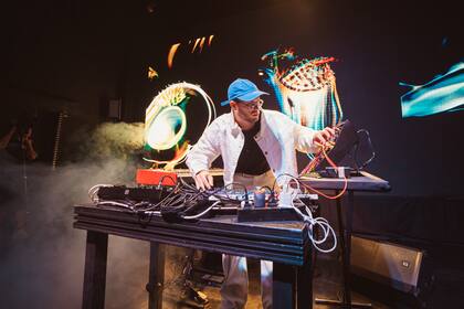 Para culminar la primera jornada, JRNT, productor y director musical, hizo un live set de música electrónica con las obras de Crespo de fondo. Gentileza: Gonzalo Solimano.