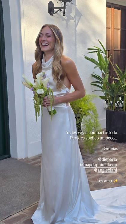 Para dar el "sí, quiero" junto a Milton Cámara, su pareja desde hace 12 años, Rochi Igarzábal lució un diseño confeccionado en seda off white, con cuello halter volcado, firmado por Angie Biani