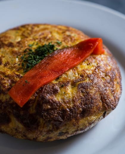 Para darle textura a la tortilla utilizan papas fritas