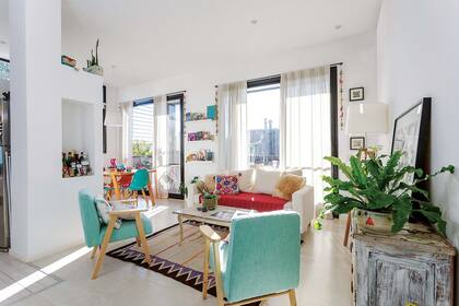 Para darles cuerpo a las paredes y suavizar las aberturas negras –al margen de tamizar la luz, desde ya–, cortinas de lienzo blanco translúcido.