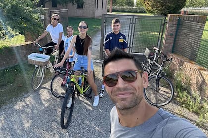 Para Delfino, la familia "vale oro"; aquí, un paseo por Cento, Italia, donde vive con los mellizos y su hija Milagros.