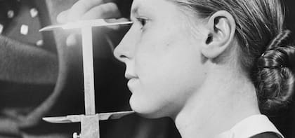 Para determinar la apariencia aria ideal, los nazis analizaban ciertos rasgos físicos. Aquí, se mide el rostro de una joven desde la barbilla hasta el puente de la nariz