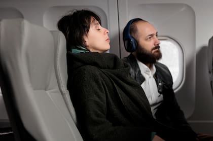 Para dormir en el avión, lo mejor son los asientos ubicados en la ventanilla