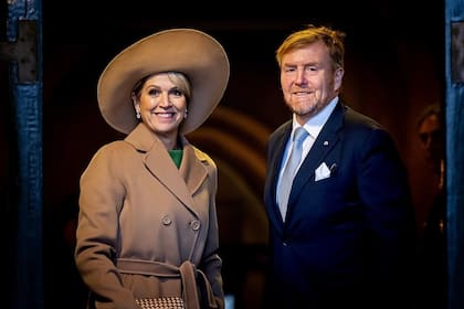 Para el acto que se realizó en la plaza Dam, la reina Máxima lució elegante con un tapado marrón y una pámela a tono (Foto: Instagram @patrickvkatwijk)