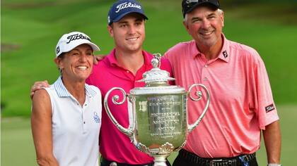 Para el álbum familiar: Justin Thomas y el trofeo de campeón, junto con su madre, Jani, y su padre, Mike