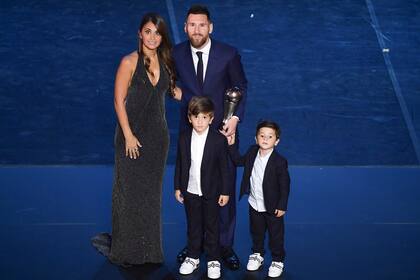 Para el álbum familiar: Messi, con Antonela, Thiago y Mateo, con el premio The Best
