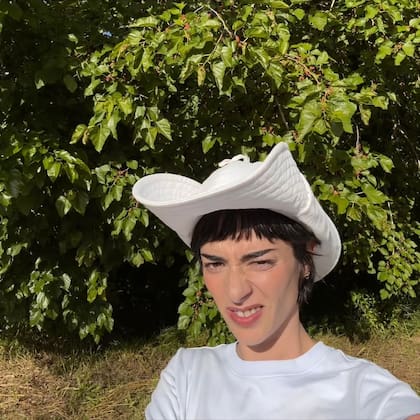 Para el álbum, la artista trabajó por primera vez con su pareja, María Wolff, que ofició de productora