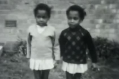 Para el año 1971, y luego de ser víctimas de un inmisericorde bullying, las gemeas decidieron no hablar más con el mundo, y solo lo harían entre ellas