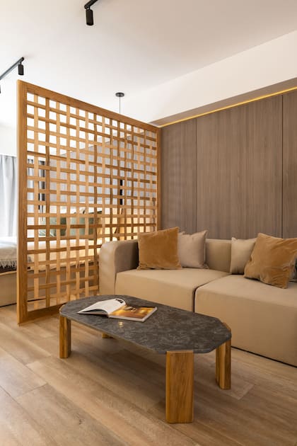 Para el área de estar, se diseñó un sillón de pana que dialoga con el respaldo de cama.