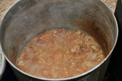 Para el asado a la olla, receta que identifica a Gran China, el recipiente nunca deja de recibir calor durante cuatro o cinco horas