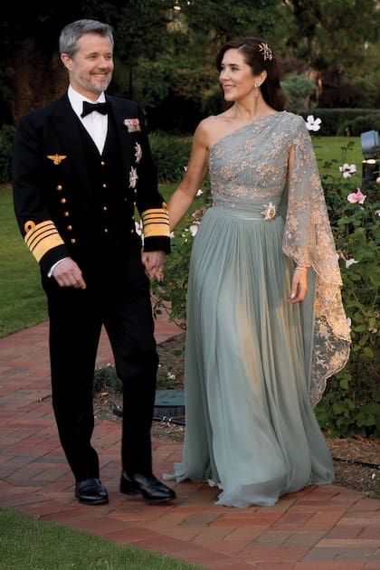 Para el banquete de bienvenida en la
Casa de Gobierno de Canberra, el rey Federico
X lució su uniforme de gala de la Armada
Danesa compuesto de una chaqueta azul
marino de doble botonadura dorada y sus
condecoraciones, entre ellas, la Banda de la
Orden del Elefante (la distinción más alta
y antigua de Dinamarca). Mary deslumbró
con un vestido de gala de inspiración oriental
en tono verde empolvado del danés Jesper
Høvring, uno de sus favoritos, que completó
con un broche en su pelo de Ole Lynggaard
Copenhagen elaborado en oro rosa y blanco
de 18 quilates, engastado con diamantes
brillantes