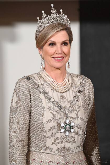 Para el banquete, la Reina lució un vestido bordado de Mahpara Khan que le habían regalado en 2019, en una visita que hizo a Pakistán; la tiara es la increíble Württemberg, una pieza decorada con diamantes y perlas que, por años, fue la favorita de su suegra, la reina Beatriz.