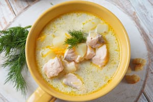 Para el caldo de pescado, se precisan cabeza y huesos más algunos vegetales que realzan el sabor y los nutrientes (Archivo)