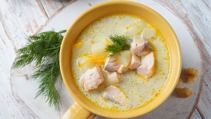 Para el caldo de pescado, se precisan cabeza y huesos más algunos vegetales que realzan el sabor y los nutrientes (Archivo)