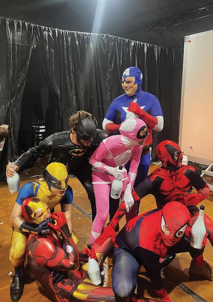 Para el carnaval se repartieron disfraces de superhéroes, que usaron los hermanos y primos de los novios. Fue el momento más divertido de la fiesta.