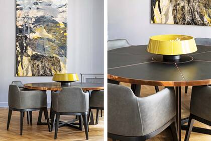 Para el comedor de este departamento clásico que se encargó de reformar y ambientar, el arquitecto Negro Williams diseñó una mesa de lapacho teñido de negro y planchuelas de cobre que llevó a cabo Pablo Ledesma. Centro de mesa (Habito). Sillas con apoyabrazos (Habito).