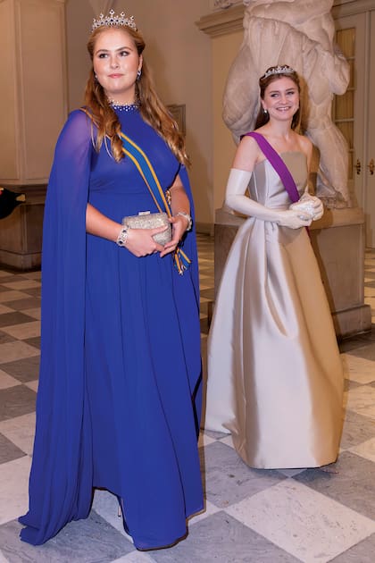 Para
el cumpleaños de Christian
de Dinamarca en octubre de
2023, Amalia eligió un vestido
con capa en tono azul Klein
de la firma belga Essentiel
Antwerp, con una imponente
tiara –perteneciente a la reina
consorte Emma– y un collar de
panal (ambos, de zafiros). En la foto la vemos junto a la princesa Elisabeth de Bélgica.