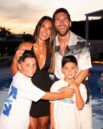 Para el cumpleaños del 10, la foto familia estuvo incompleta porque Thiago, el hijo mayor, no participó (Foto: Instagram @leomessi)