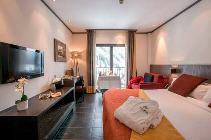 Para el descanso de los esquiadores, el hotel ofrece habitaciones confortables