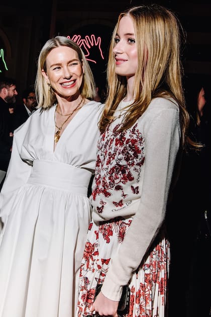 Para el desfile de Dior en Nueva York, Naomi Watts lució un vestido manga larga ajustado a la cintura, y su heredera llevó un conjunto de falda plisada y suéter con estampado de mariposas y flores.