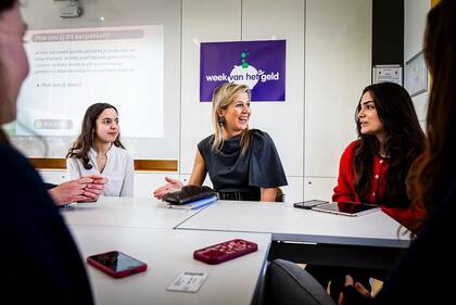 Para el día de actividades, la reina vistió un vestido gris drapeado con un abrigo marrón (Foto: Instagram @patrickvkatwijk)