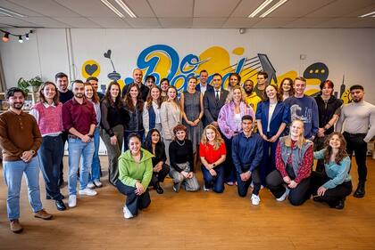 Para el día, la reina lució un vestido midi con asimetrías de Oscar de la Renta (Foto: Instagram @koninklijkhuis)