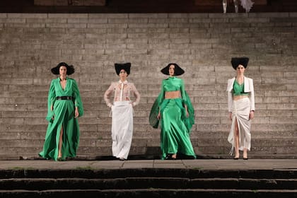 Para el diseñador, la elección de la Facultad de Derecho para presentar su colección resultó ideal: "Las líneas repetitivas de las escalinatas dan origen a plisados y tableados, rematados en siluetas longilíneas y muy avant garde", dijo