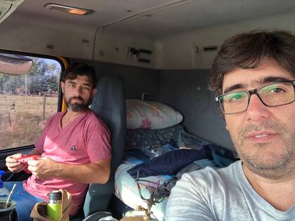 Para el empresario camionero Alejandro Castell (de anteojos), lo preocupante es el precio exorbitante que cobran por los neumáticos recapados