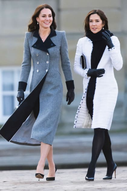 Para el encuentro con la princesa heredera Mary, Kate estrenó un abrigo cruzado con doble botonadura, confeccionado en lana y cashmere Bridseye con solapas y puños a contratono de Catherine Walker, una de sus diseñadoras de cabecera, que era la favorita de su suegra, Lady Di.