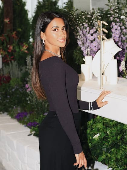 Para el evento, la influencer optó por un look total black de top manga larga y pantalón sastrero (Foto: Instagram @antonelaroccuzzo)